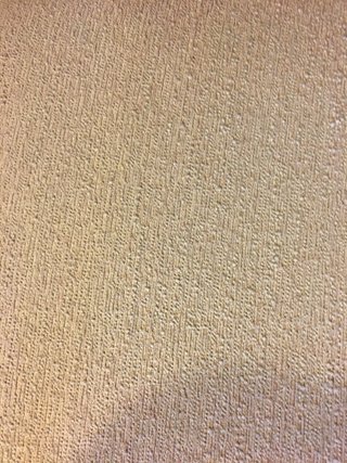 Butaca beige con reposabrazos metálicos