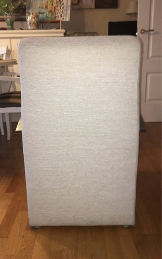 Butaca beige con reposabrazos metálicos