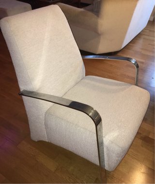 Butaca beige con reposabrazos metálicos