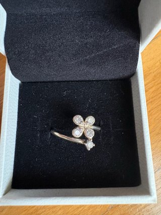 Anillo Pandora Flor con Circonitas Ajustable