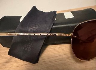Gafas de sol doradas con reflejo