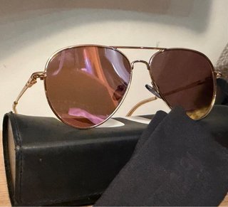 Gafas de sol doradas con reflejo
