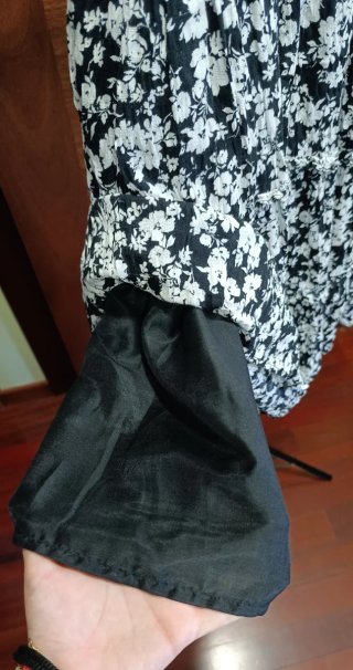 Vestido Bershka floral negro y blanco Talla S
