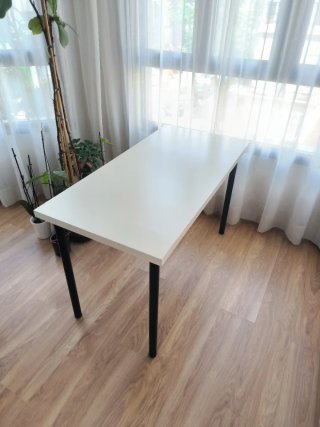 Mesa de escritorio blanca con patas negras