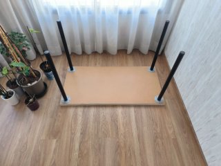 Mesa de escritorio blanca con patas negras