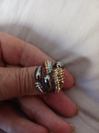 Anillo precioso con pedrería colores varios. Acero