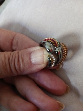 Anillo precioso con pedrería colores varios. Acero