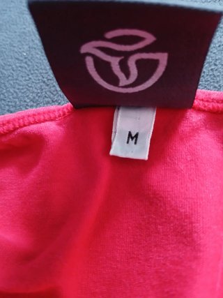 Camiseta tirantes Ternua roja y marrón