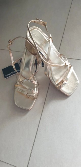 Sandalias Stradivarius Doradas