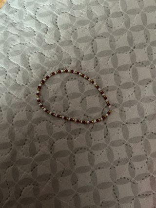 Pulsera de cuentas doradas y rojas