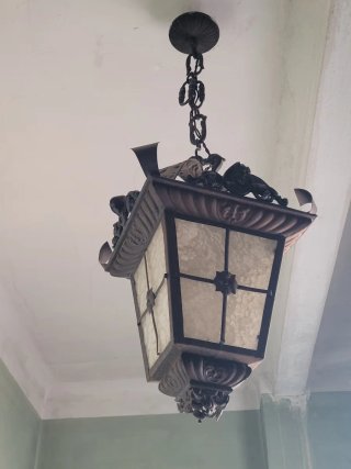 Lámpara farol antigua de hierro forjado