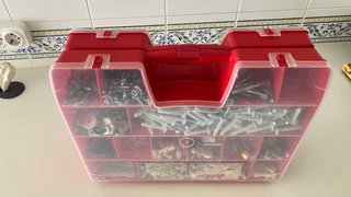 Caja organizadora con tornillos y clavos