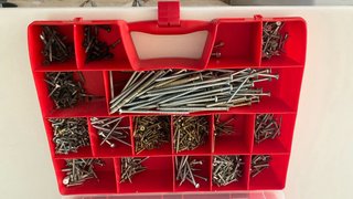 Caja organizadora con tornillos y clavos
