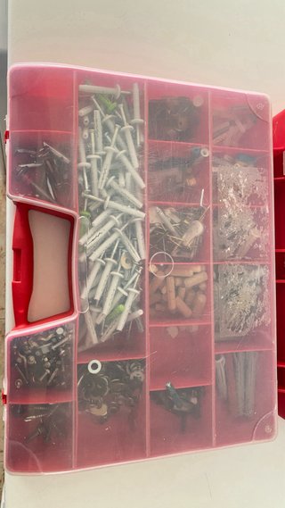 Caja organizadora con tornillos y clavos