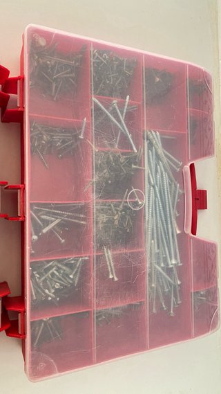 Caja organizadora con tornillos y clavos