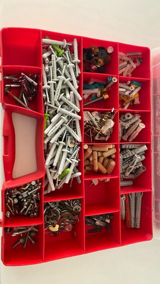 Caja organizadora con tornillos y clavos