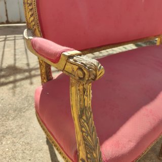 Sofá antiguo tapizado rojo y dorado