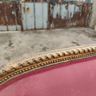 Sofá antiguo tapizado rojo y dorado