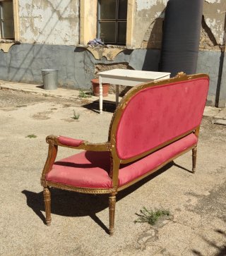 Sofá antiguo tapizado rojo y dorado