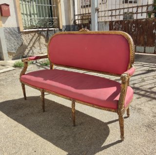 Sofá antiguo tapizado rojo y dorado