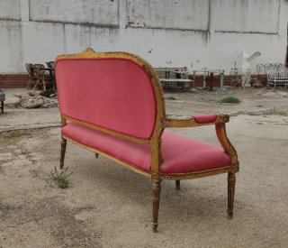 Sofá antiguo tapizado rojo y dorado