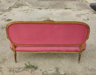 Sofá antiguo tapizado rojo y dorado