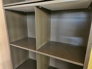 Estantes de quatro cubos - Em metal - Marcas de us