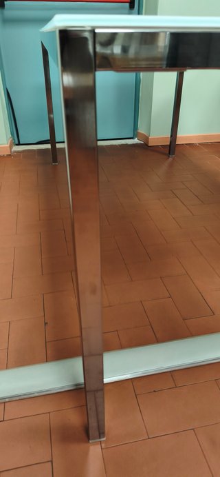 Tavolo in vetro e metallo