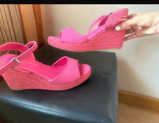 Sandalias cuña rosa fucsia Puestas una hora
