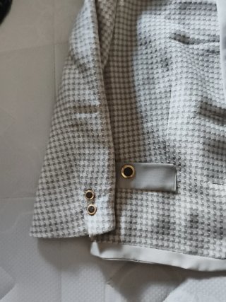 Chaqueta beige con botones dorados