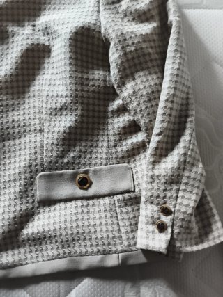 Chaqueta beige con botones dorados