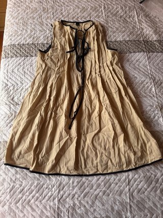 Vestido corto beige con cordones