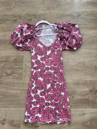 Vestido floral rosa y blanco