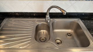 Fregadero doble con escurridor y grifo