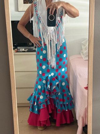 Traje de flamenca turquesa con lunares rosa fucsia