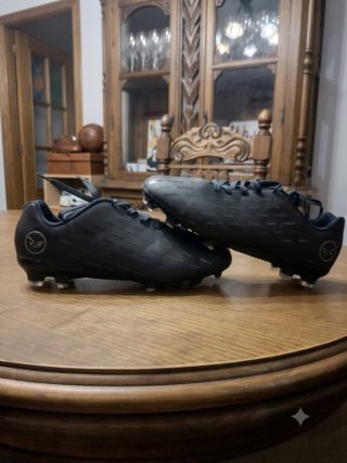 Botas de fútbol negras con tacos -muy buen estado