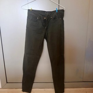 Chinos elásticos ajustados en verde oscuro pitillo