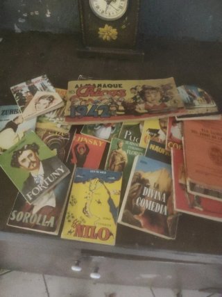 Paquete de libros de bolsillo antiguos más reloj