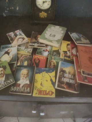 Paquete de libros de bolsillo antiguos más reloj