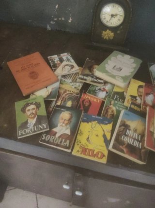 Paquete de libros de bolsillo antiguos más reloj