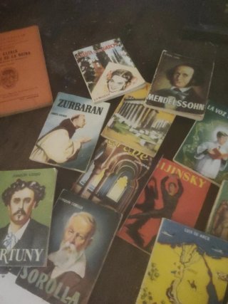 Paquete de libros de bolsillo antiguos más reloj