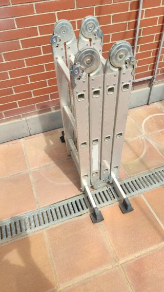 Escalera plegable articulada