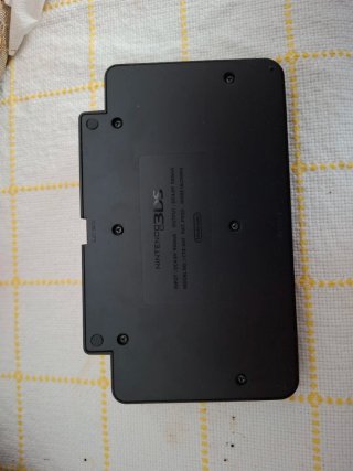 Nintendo 3DS Aqua con caricatore e piattaforma.