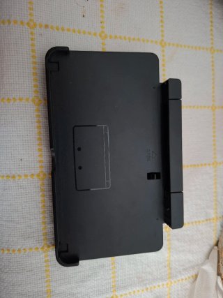 Nintendo 3DS Aqua con caricatore e piattaforma.