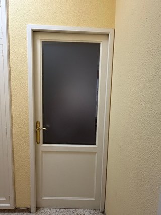 Puerta madera blanca con cristal