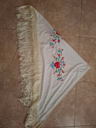 Mantoncillo bordado flores blanco