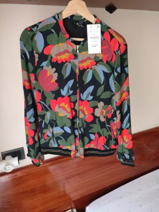 Bomber floral Zara Talla S
