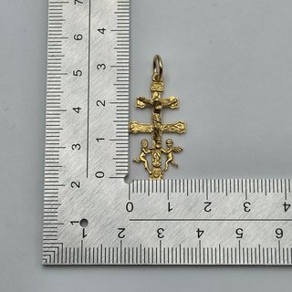 Colgante Cruz Caravaca oro de 18k. 1.99 gr.