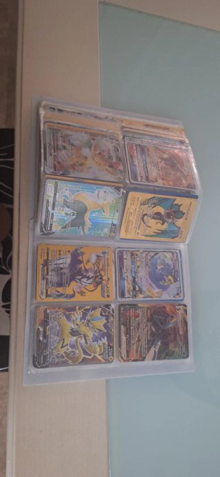 Álbum de cartas Pokémon: Charizard, Pikachu VMAX