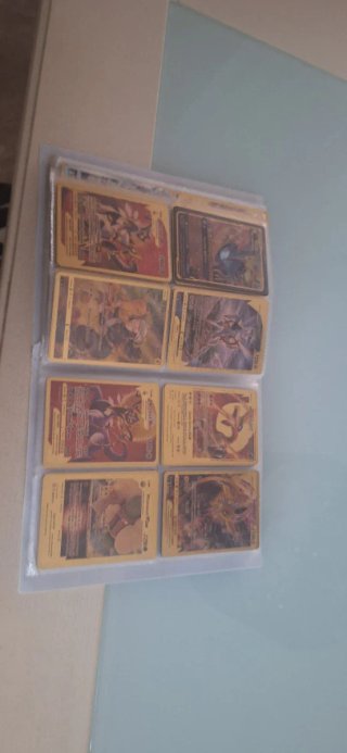 Álbum de cartas Pokémon: Charizard, Pikachu VMAX